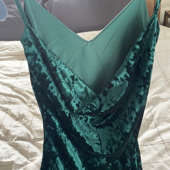 Crushed velvet emerald green cowl back midi dress size 2 - Picture 4 of 7